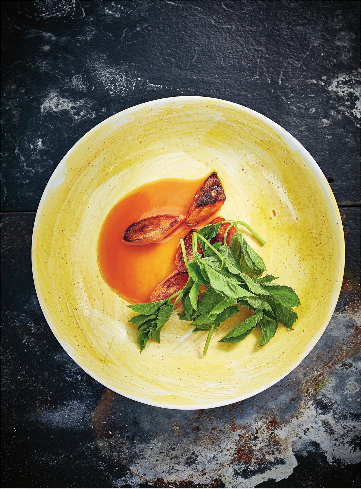 Stegte, glaserede gulerødder med skvalderkål