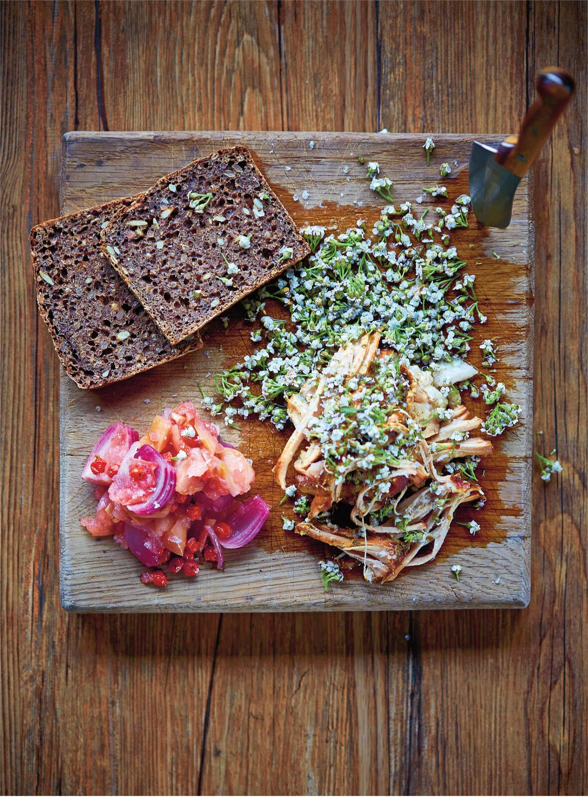 Svinebov i røllike med skovæble-rønnekompot, ristet rugbrød og røllikeblomst