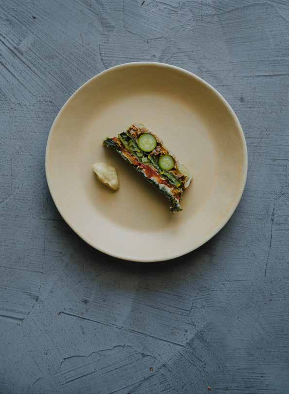 Terrin med grønt og grillede svampe